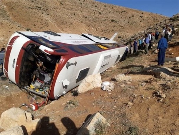 «بی احتیاطی راننده و قصورمسؤولان» علت تصادف اتوبوس خبرنگاران