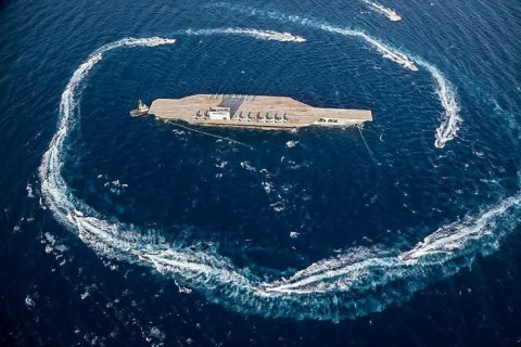 جزئیات برخورد نیروی دریایی سپاه با ناوهای آمریکایی/ شکست دزدی دریایی نفت ایران در دریای عمان