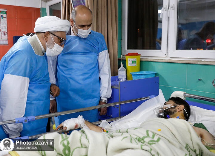 عکس/ عیادت تولیت آستان قدس از دو طلبه مجروح