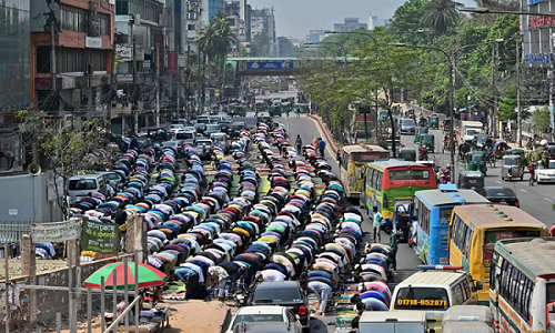 عکس/ نماز خواندن مسلمانانِ روزه‌دارِ بنگلادش