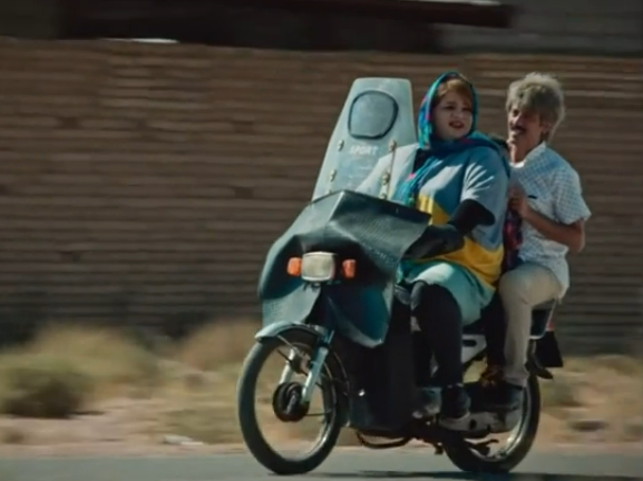 ترویج موتور سواری بانوان در فیلم مبتذل نیسان آبی! +فیلم