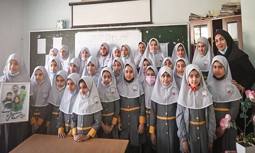 عکس / ابتکار دختر شهید برای روز معلم