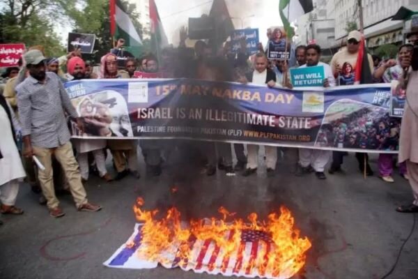 پرچم اسرائیل در پاکستان به آتش کشیده شد