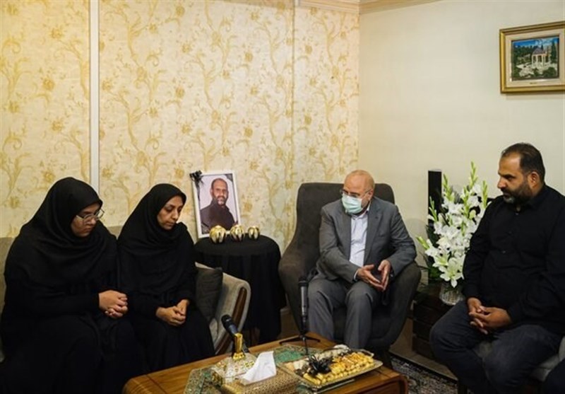 حضور رئیس مجلس در منزل شهید احمدی