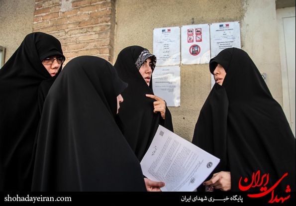تصاویر/اعطای نامه اعتراضی بسیج خواهران دانشگاه های تهران به سفارت فرانسه