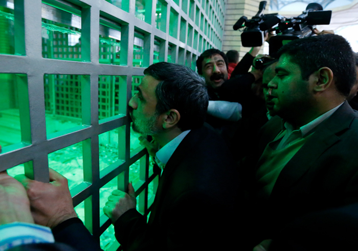 احمدی‌نژاد در حرم امام(ره)