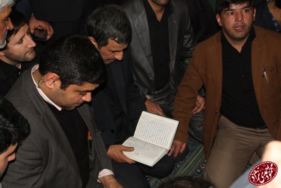 قرآن خواندن و گریه احمدی‌نژاد در ختم مادرش+عکس