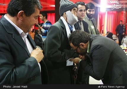 عکس/ بوسه مدیر عامل فارس بر دستان یک جانباز