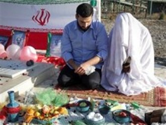 مراسم عقد زوج دانشجو در جوار «مزار شهدای گمنام»