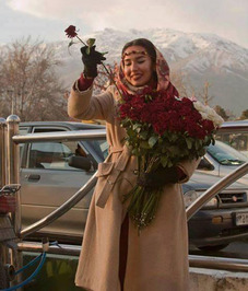 دختر شیک پوشی که گل می فروشد-عکس