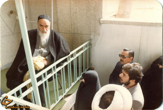 عکس / امام خمینی(ره) در حال خواندن خطبه عقد یک زوج جوان