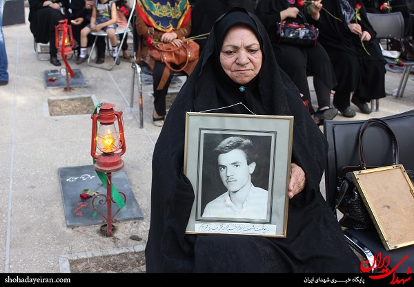 مادران چشم به راه در قطعه شهدای گمنام