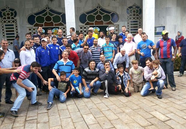 حضور بازیکنان تیم ملی بوسنی در نماز جمعه+ عکس
