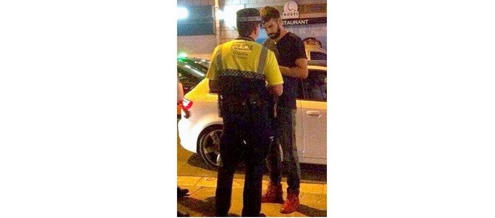 فوتبالیست مشهور در حال رشوه دادن به پلیس+عکس