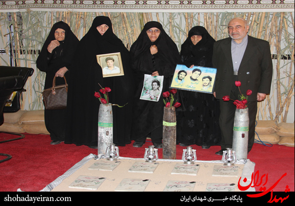 عکس یادگاری محسنی لاریجانی با مادران شهدا سر قبور شهدای گمنام