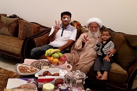 تکریم از یک پدر شهید بحرینی تصاویر