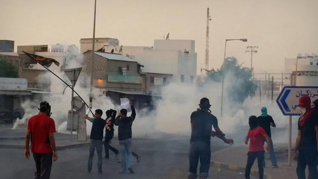 سرکوب عزاداران بحرینی با گاز سمی + عکس