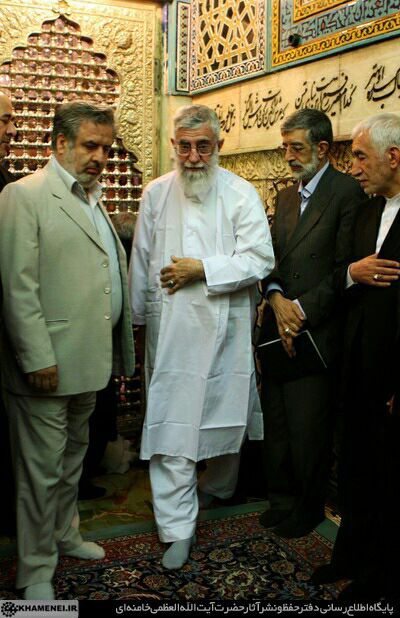 لباس رهبری در زیارت امام رضا(ع)/عکس