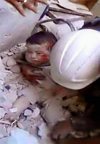 صحنه دلخراش از کودک زیر آوار مانده یمنی+عکس
