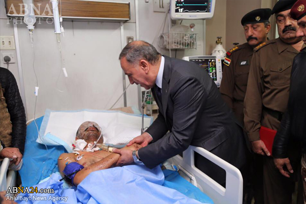 بوسه وزیر دفاع عراق به دست خبرنگار مجروح+عکس