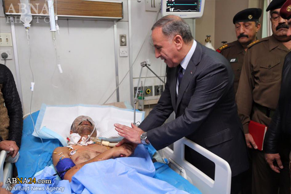 بوسه وزیر دفاع عراق به دست خبرنگار مجروح+عکس