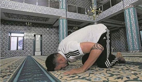 جنجال نماز خواندن فوتبالیست آلمانی +عکس