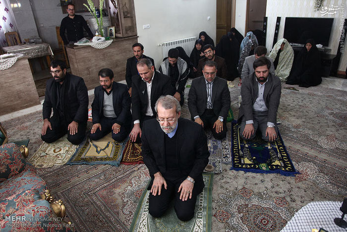 نماز لاریجانی در منزل شهید مدافع حرم+عکس