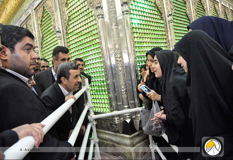 گفت و گوی احمدی‌نژاد با مردم  در حرم امام+عکس