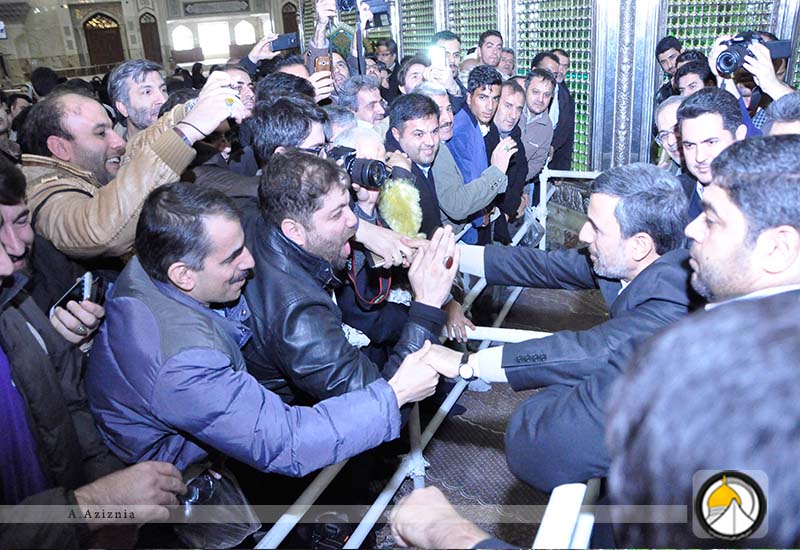 گفت و گوی احمدی‌نژاد با مردم  در حرم امام+عکس