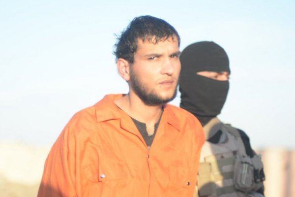 ذبح یک جوان عراقی به دست جلاد داعش + عکس