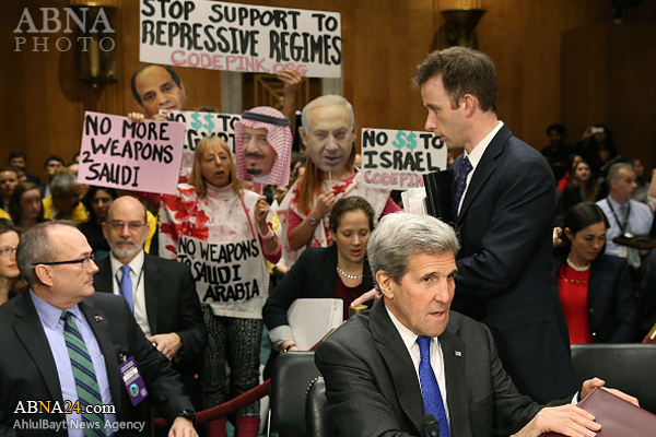 جنجال هنگام سخنرانی کری در مجلس سنا + عکس