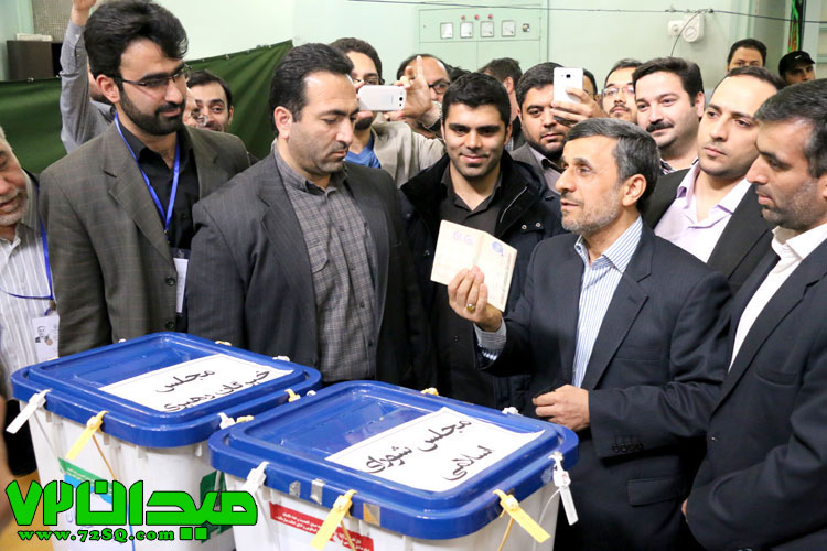 رای دادن احمدی‌نژاد در مسجد جامع نارمک + عکس
