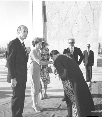 شهردار تهران در حال بوسیدن دست همسر رئیس جمهور!/عکس