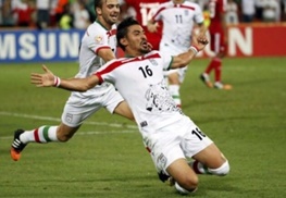 ستاره تیم ملی فوتبال با قلیان قجری!+عکس