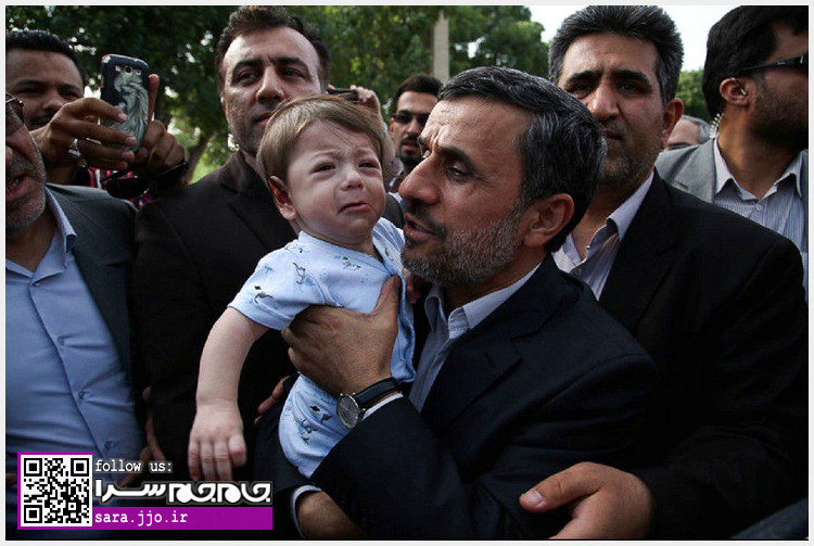 تلاش احمدی‌نژاد برای آرام کردن کودک گریان+عکس