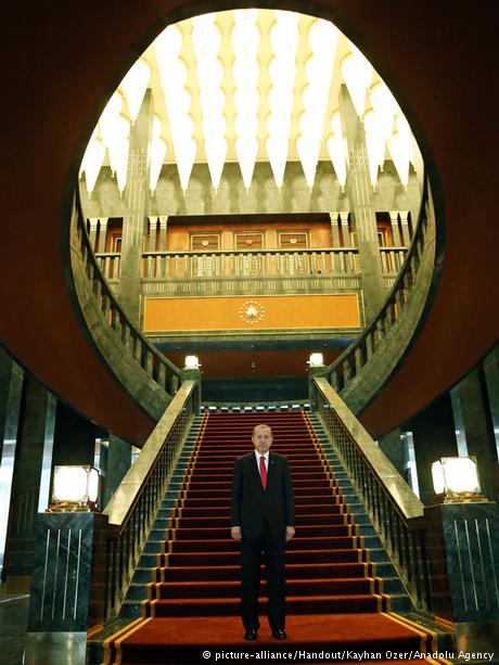 ساختن کاخ مجلل برای اردوغان به خاطر سوسک!