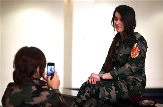 سلفی دختران پیشمرگه قبل از نبرد با داعش+تصاویر