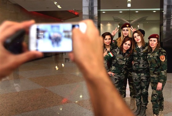 سلفی دختران پیشمرگه قبل از نبرد با داعش+تصاویر