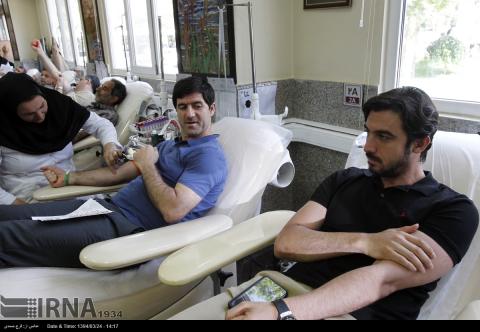 اهدای خون دو فوتبالیست + عکس
