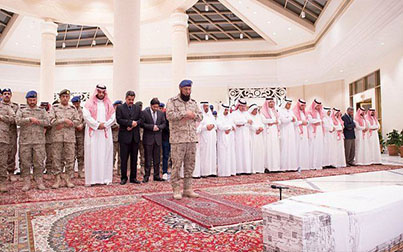 نماز پسر ملک‌ سلمان بر جنازه فرمانده + عکس