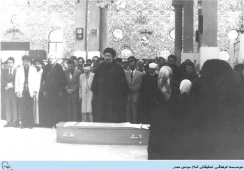 عکس/ نماز خواندن امام موسی صدر بر پیکر شریعتی