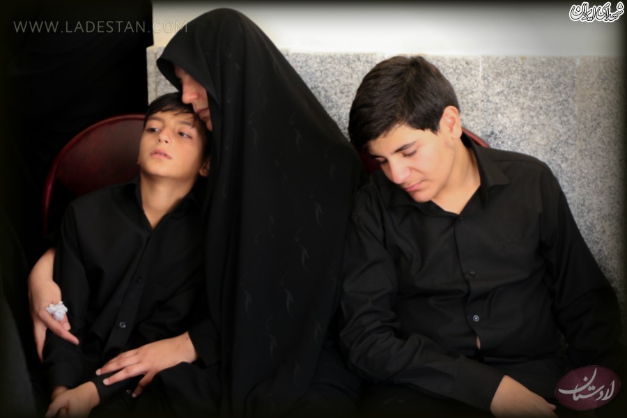 لحظه وداع خانواده شهید موحدی با پیکر او +تصاویر