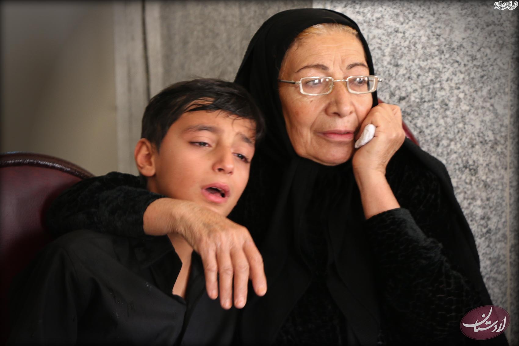 لحظه وداع خانواده شهید موحدی با پیکر او +تصاویر