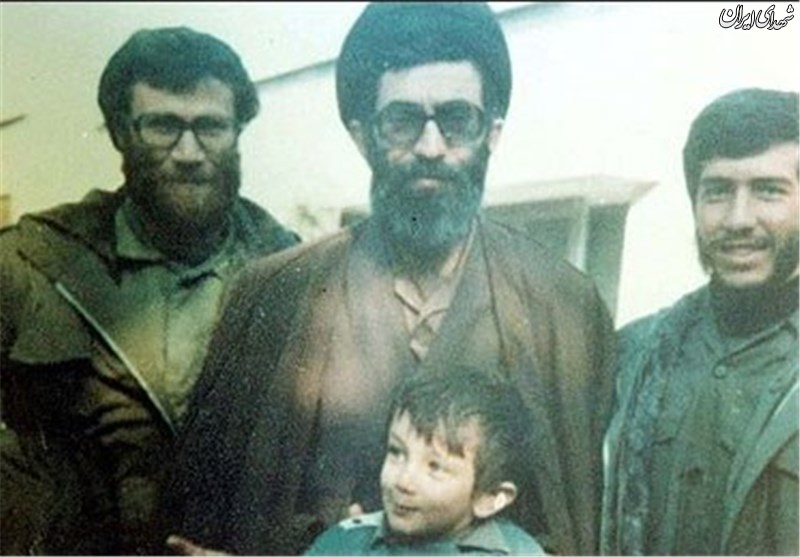 شهید بروجردی  در کنار  آیت‌الله خامنه‌ای  + عکس