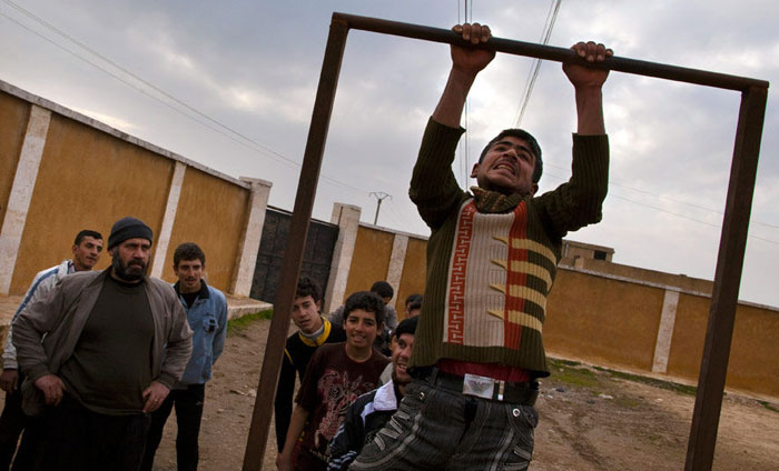 تصاویر/ آموزش جنگیدن به نوجوانان سوری