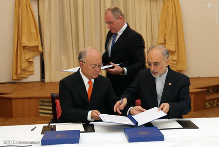 عکس/ امضاءتوافقنامه بین صالحی و آمانو