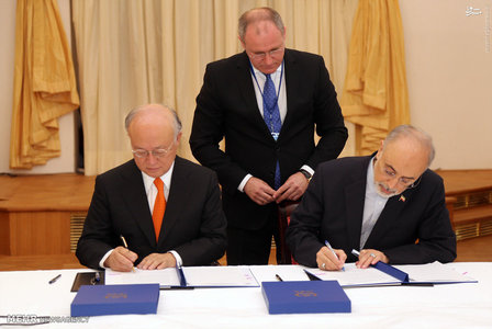 عکس/ امضاءتوافقنامه بین صالحی و آمانو