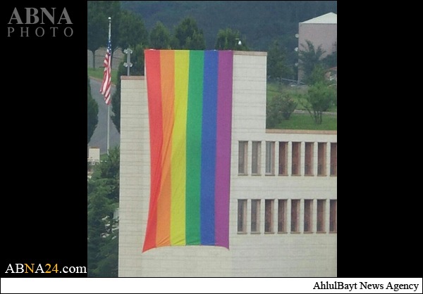 پرچم همجنس‌گرایان بر روی کنسولگری آمریکا+ عکس
