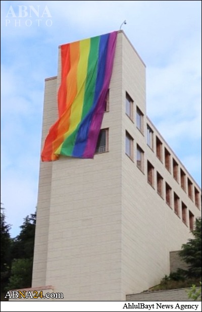 پرچم همجنس‌گرایان بر روی کنسولگری آمریکا+ عکس