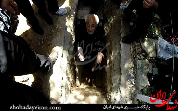 خوابیدن پدر 2 شهید در قبر قبل از فوت + فیلم